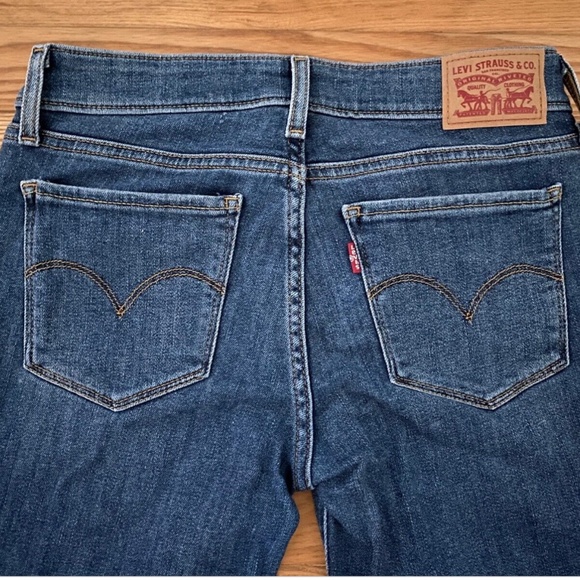 LEVI'S 711 Skinny Jeans Size 26, Length 26" Medium Wash - Picture 2 of 5